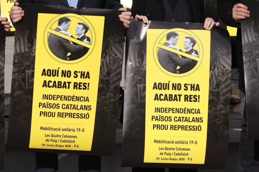 Milers d'independentistes davant del MNAC per protestar contra la cimera hispano-francesa
