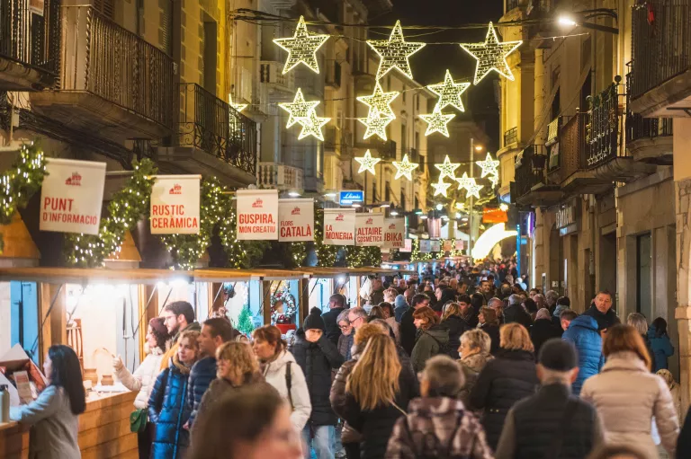 Els carrers de Tàrrega s’omplen de gom a gom amb el Mercat de Nadal