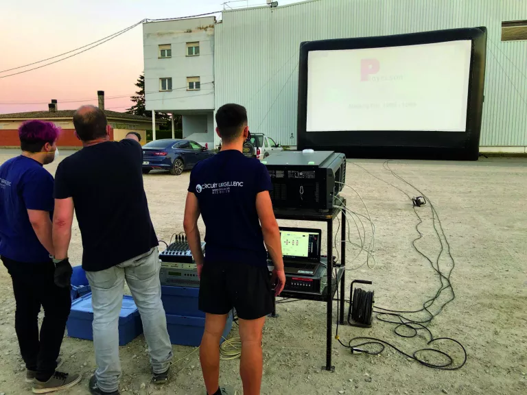 La primera sessió de l'únic auto cinema de Catalunya exhaureix entrades en un dia