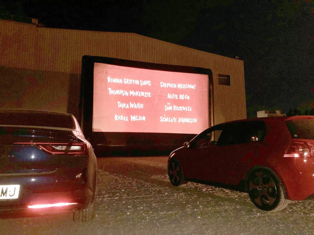 La primera sessió de l'únic auto cinema de Catalunya exhaureix entrades en un dia