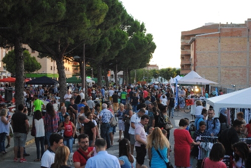 Centenars de persones visiten el Mercat d’Estiu de Mollerussa