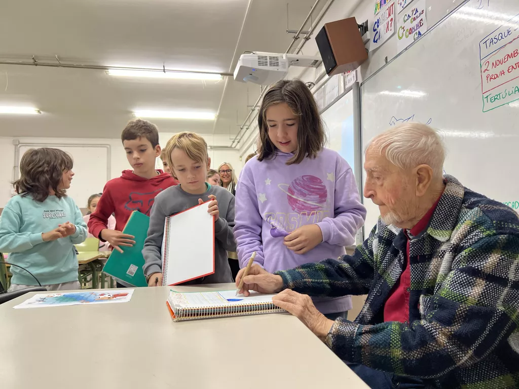 ⏯️ Josep Vallverdú respon preguntes i escolta poemes d'alumnes de l'Escola Alba de Corbins
