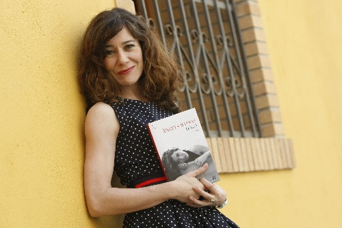 Àngels Bassas reivindica la seua “segona vocació” amb la primera novel·la ‘Dóna’t’