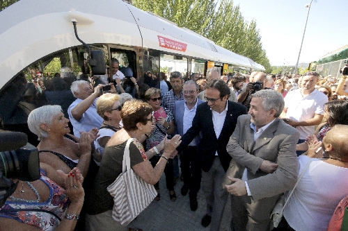 Els trens de la Pobla s’estrenen amb disculpes pel retard i crítica a l’Estat