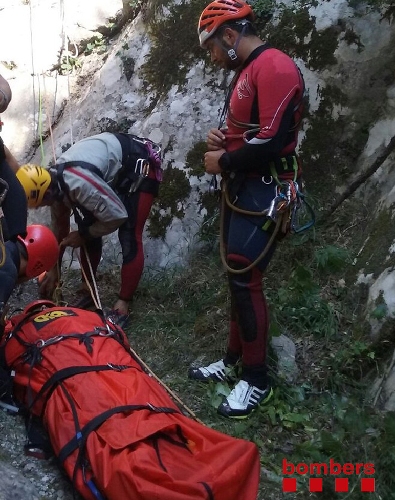 Rescat de 5 hores en un barranc de la Pobla amb l’ajuda de sis guies
