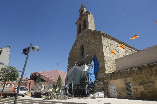 Retiren el niu de cigonyes de Sant Martí, que llueix la porta restaurada