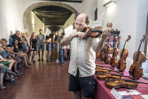 Cervera exposa un violí del segle XVIII