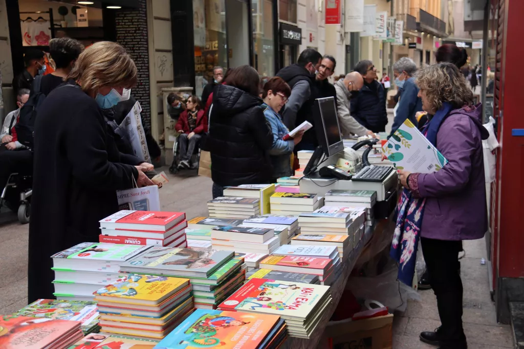 ⏯️ Llibreries i floristeries s'avancen a Sant Jordi amb parades al carrer