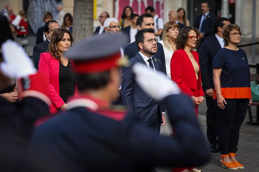 GALERIA: La Diada omple de les tradicionals ofrenes el monument de Rafael Casanova