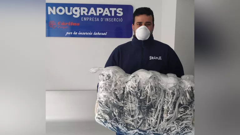Unes 60 persones confeccionen més de 1.600 mascaretes a la Seu d'Urgell