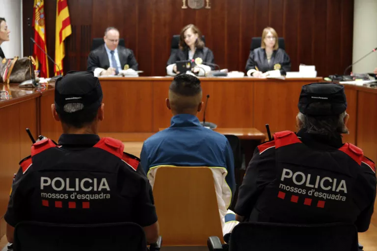 Condemnat a 5 anys i mig de presó per raptar i intentar violar una noia dins una furgoneta a Lleida