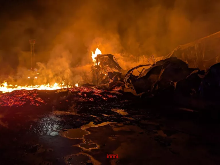Un incendi crema dues naus industrials i afecta dues hectàrees de vegetació a Alguaire