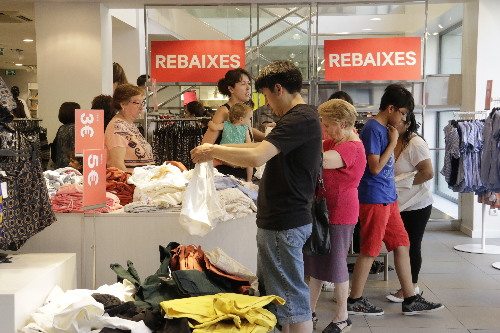 La Generalitat permetrà a les botigues obrir una hora més al dia i liberalitzarà les rebaixes