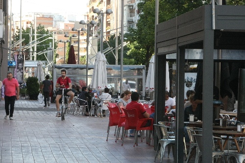 Els hotelers creuen que suprimir la distància mínima entre bars n’agreujarà la concentració