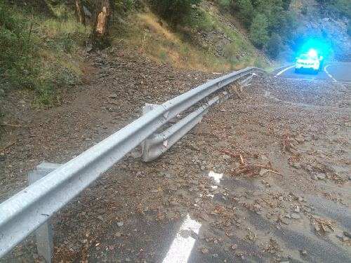 Una allau de terra talla un carril de la C-13 a Llavorsí