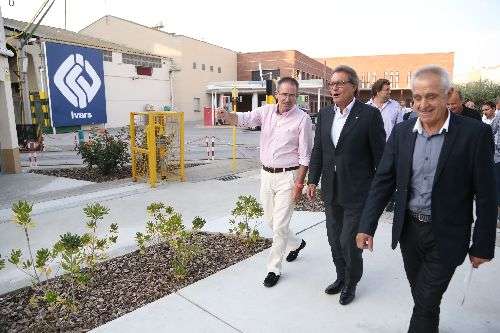 Artur Mas visita el laboratori i la bàscula de la cooperativa d’Ivars