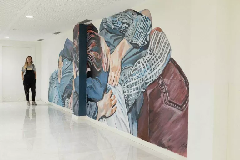 Lily Brik ret "un homenatge a la bondat” amb el seu nou mural a Lleida