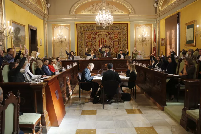 El ple de Lleida aprova l'Ordenança de Civisme que prohibeix el burca i el nicab amb els vots del PSC, Junts i Vox