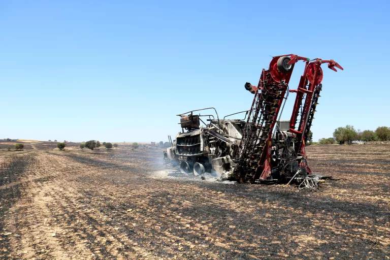 La sega deixa 36 incendis relacionats amb la recol·lecció del cereal, la majoria causats per recol·lectores