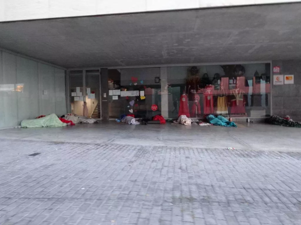 Un futbolista català pagarà l'allotjament dels temporers que dormen als carrers de Lleida