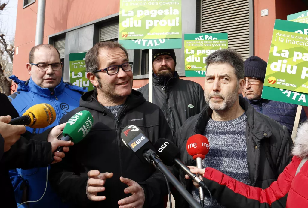⏯️ Ramaders i pagesos omplen de papers triturats l'entrada d'Acció Climàtica a Lleida