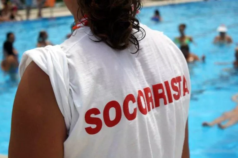 Quinze piscines encara sense socorrista i preocupació en el sector hoteler