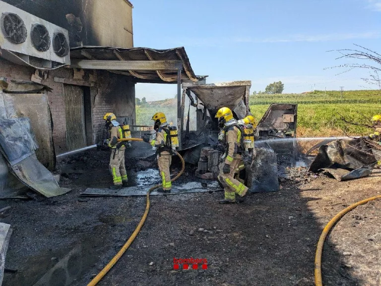 Els Bombers controlen l'incendi exterior d'un magatzem proper a l'A-22 a Lleida