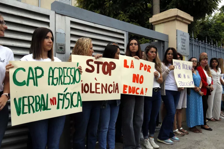 Mig centenar de persones es concentren a l’escola Àngel Guimerà de Balaguer per condemnar l’agressió a un mestre