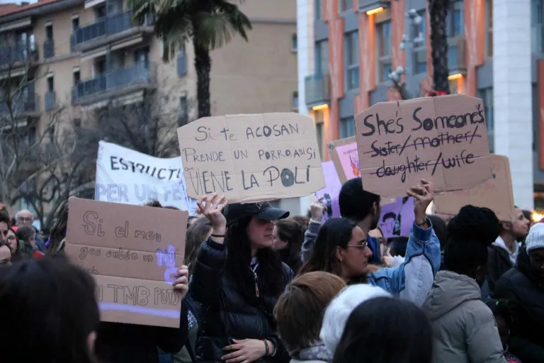 Unes 350 persones es van mobilitzar a Lleida per reivindicar els drets de les dones en el 8M