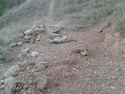 Denuncien davant dels Mossos trampes per a ciclistes en camins de Rosselló