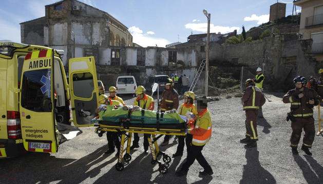 Greu un treballador al caure a una fossa des de tres metres a Soses
