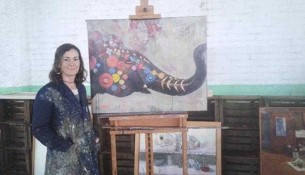 L’artista lleidatana, al seu taller amb algunes de les teles que mostrarà a l’IEI.