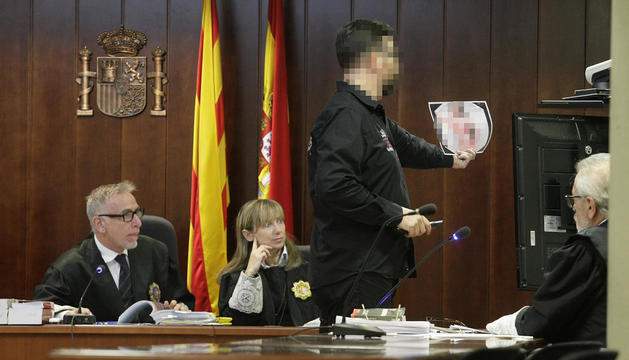 Suspenen per una foto el judici a dos acusats de forçar dones a prostituir-se