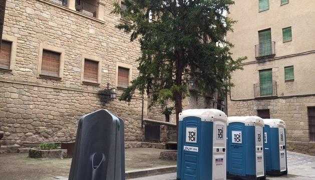 Solsona instal·la urinaris a la plaça Ribera malgrat les protestes