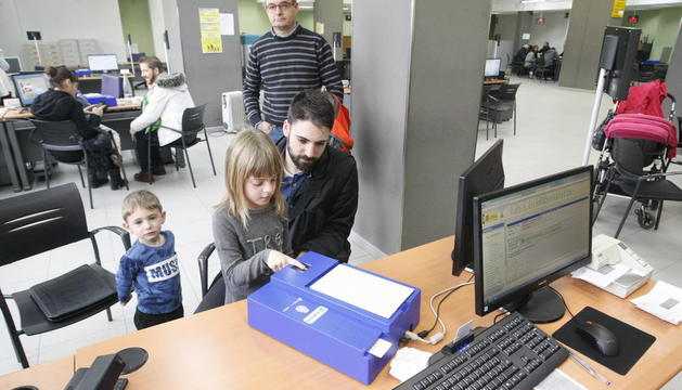 Pla pilot de la Policia per reduir l’espera en la renovació del DNI