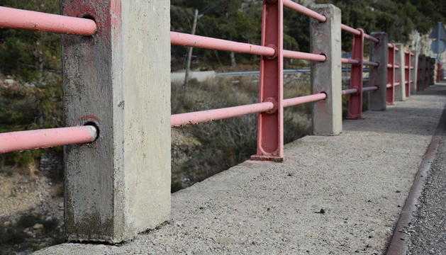 Usuaris de la C-14 denuncien el perill de les tanques del pont de Peramola