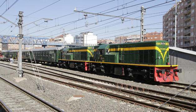 El tren històric, ‘ie-ie’, sortint de l’estació de Lleida divendres passat per fer les pràctiques.