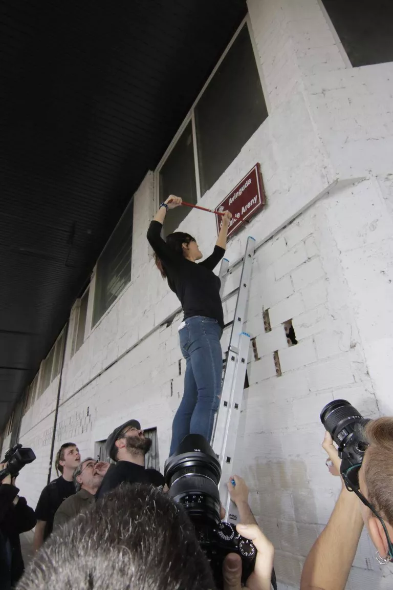 Uns 500 manifestants demanen eliminar nou plaques franquistes