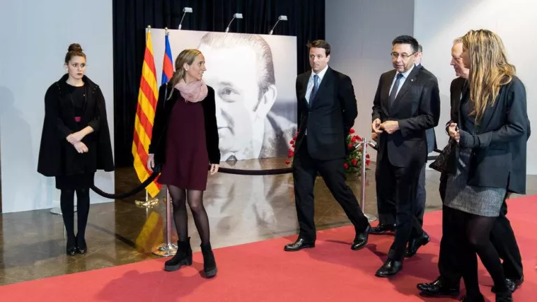 Bartomeu va ser un dels que van assistir al memorial de Montal i a la porta 14 de l’estadi diversos aficionats van recordar Cruyff.