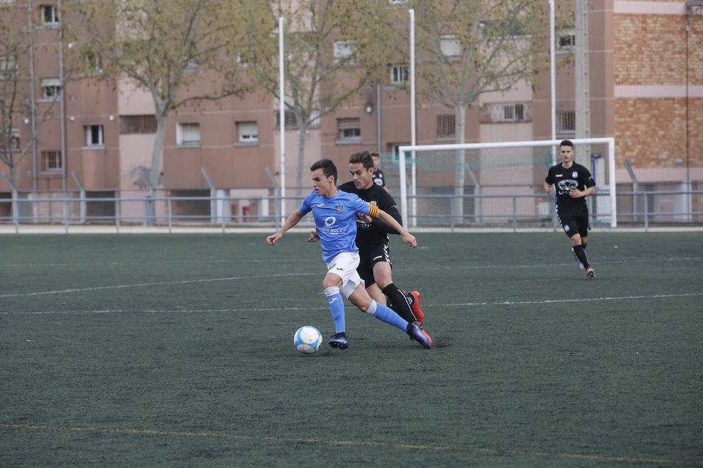 Diversos jugadors intenten controlar una pilota aèria en una jugada del partit.