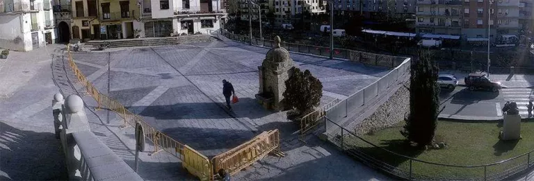 Sort veta el pas de vehicles al carrer i a la plaça Major