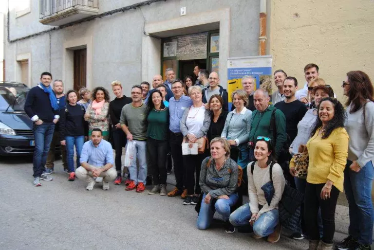 Turistes de disset nacionalitats descobreixen el ‘poble optimista’ d’Os de Balaguer