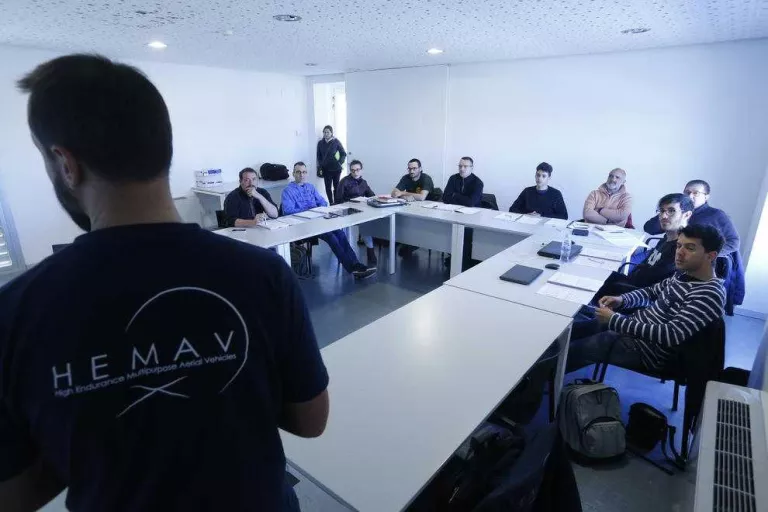 Arranca el curs per pilotar drons amb 14 participants
