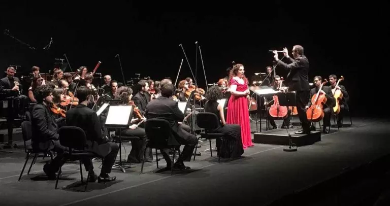 Pedro Pardo, dirigint el 21 gener al TNC la nova Orquestra Simfònica Victoria de los Ángeles.