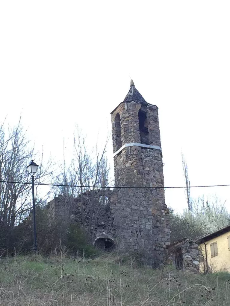 Imatge del campanar reforçat i apuntalat.