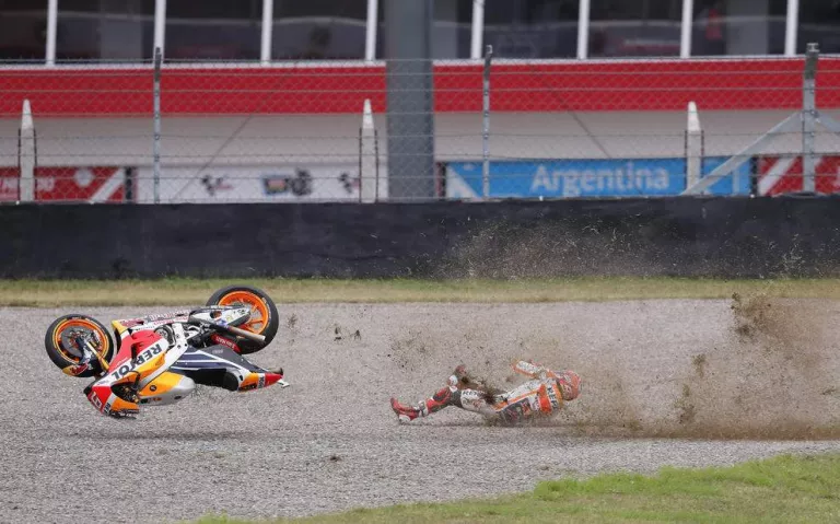Màrquez regala la victòria