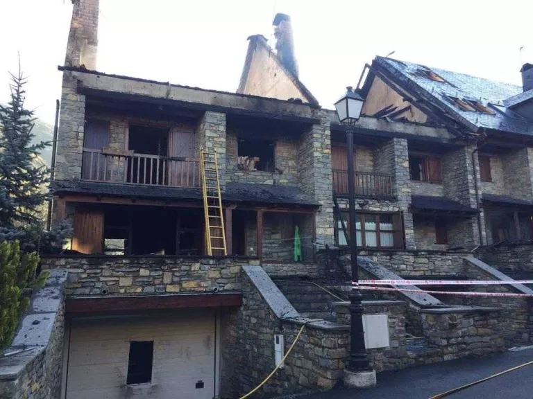 Calcinades dos de les cases del foc de Casarilh i crema una masia al Solsonès