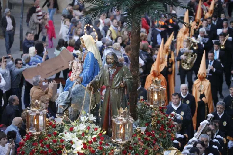 Passeig atípic de la verge en la processó dels Dolors