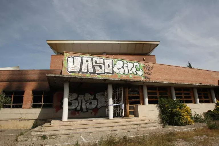 Un foc destrueix l’interior d’un restaurant abandonat a Lleida