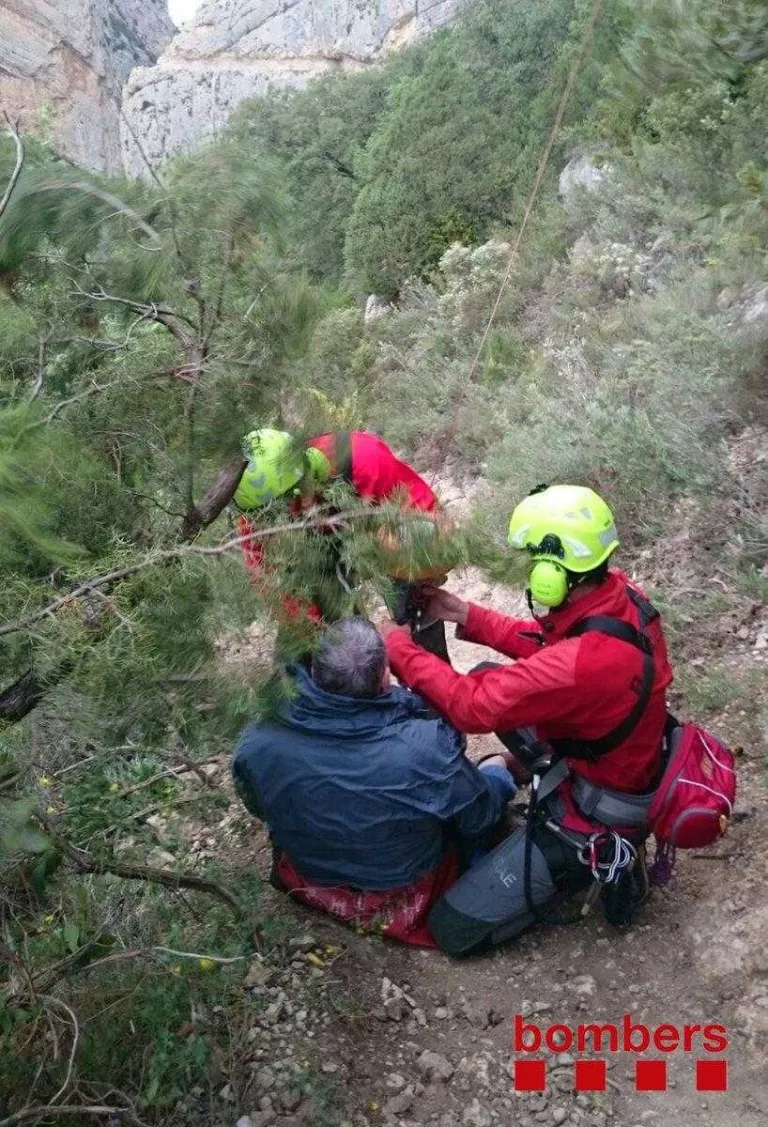 Rescaten un excursionista que havia caigut a Mont-rebei